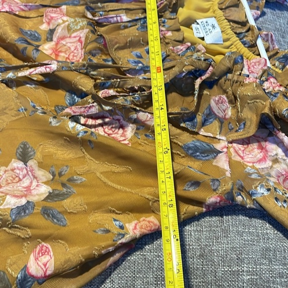 We Are Kindred Mabel Off Shoulder Top floral - Picture 8 of 10